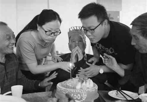 今年10月1日，张显宗也迎来了自己的100岁（虚岁）生日，儿孙为他办了百岁寿宴